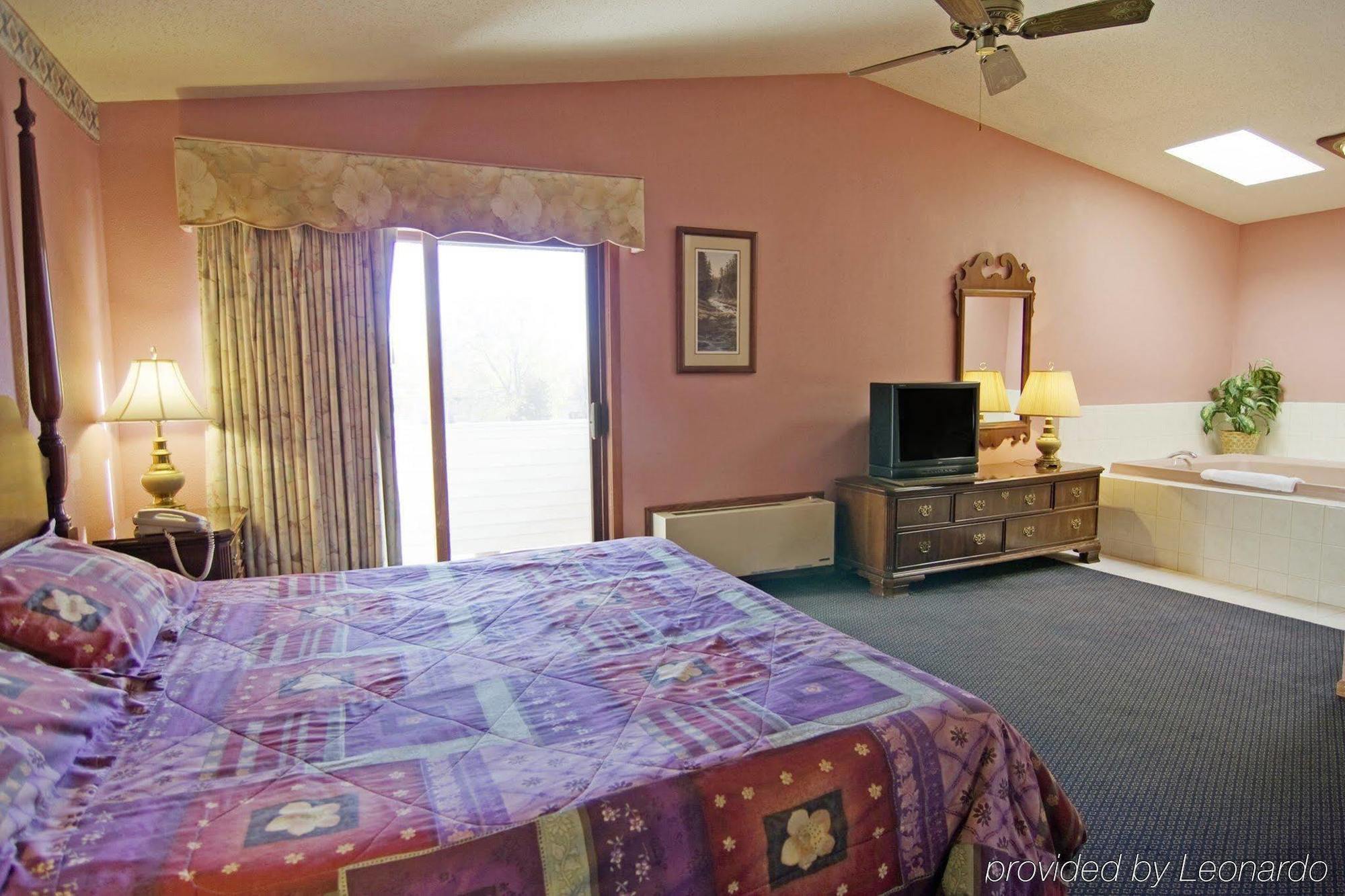 Campus Inn Baraboo Room photo