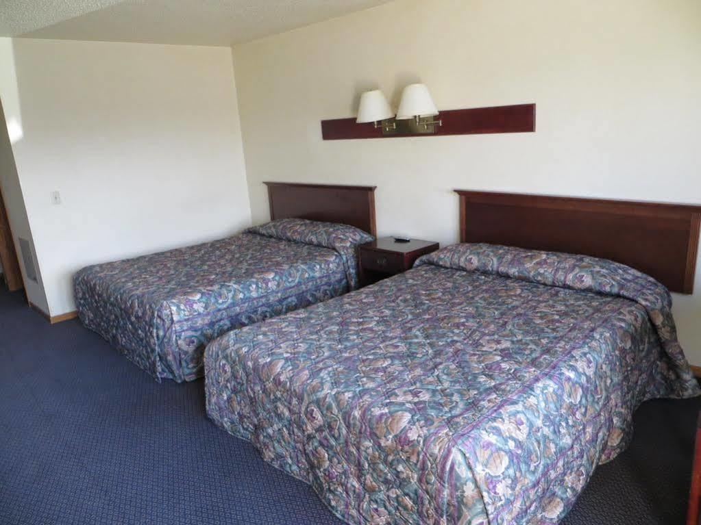 Campus Inn Baraboo Exterior photo