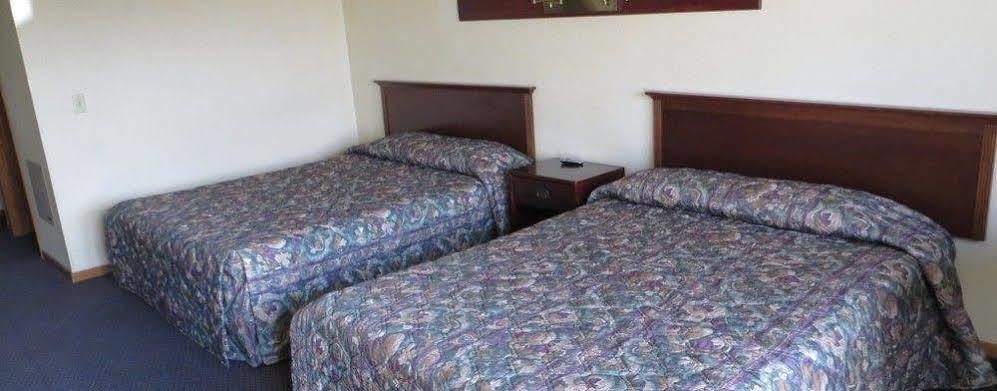 Campus Inn Baraboo Exterior photo