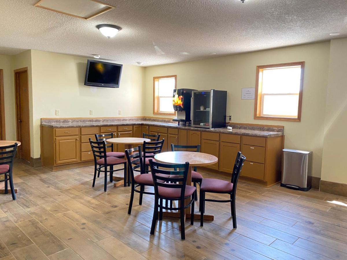Campus Inn Baraboo Exterior photo